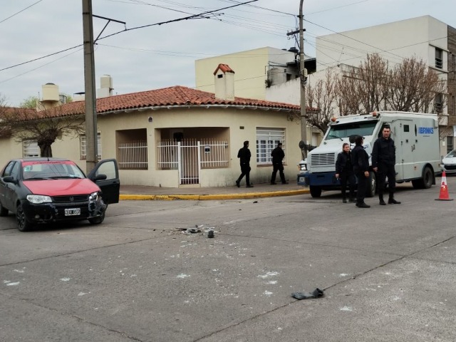 Fuerte choque entre un camin de caudales y un auto